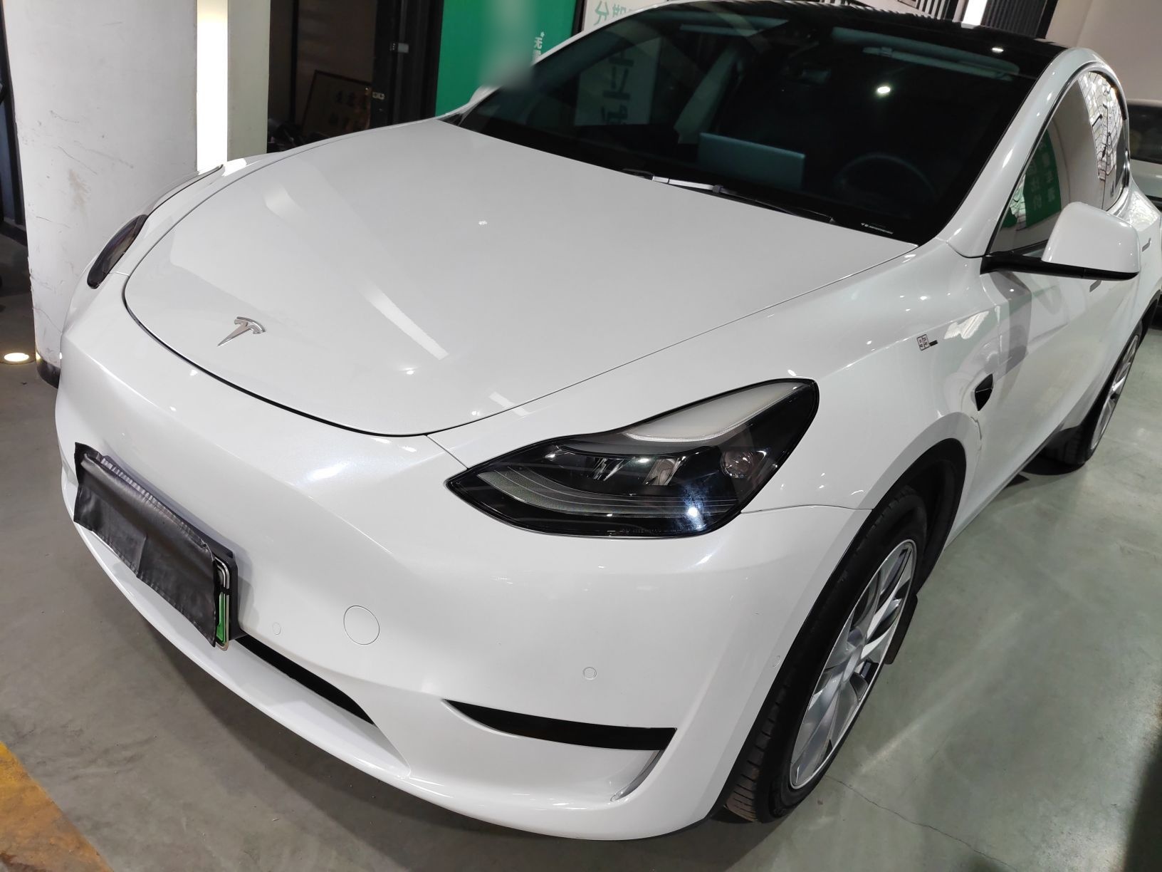 Под передней частью автомобиля