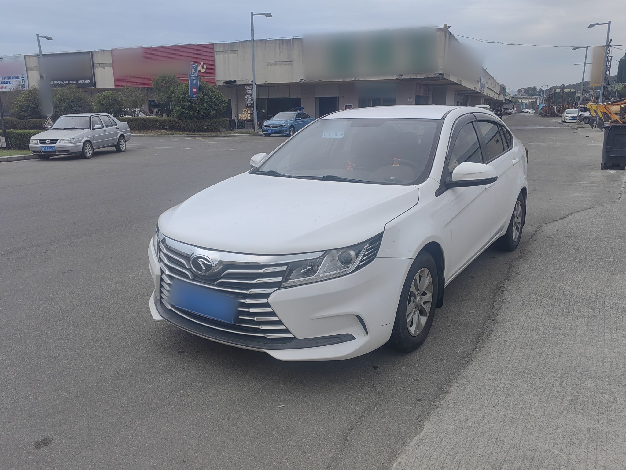 Под передней частью автомобиля