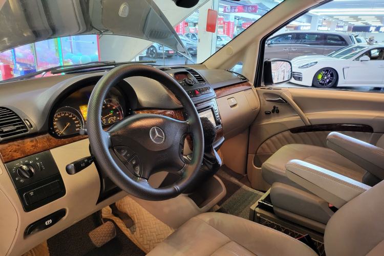 Used Mercedes-Benz Viano 2011 2.5L Navigator Edition Interior 1