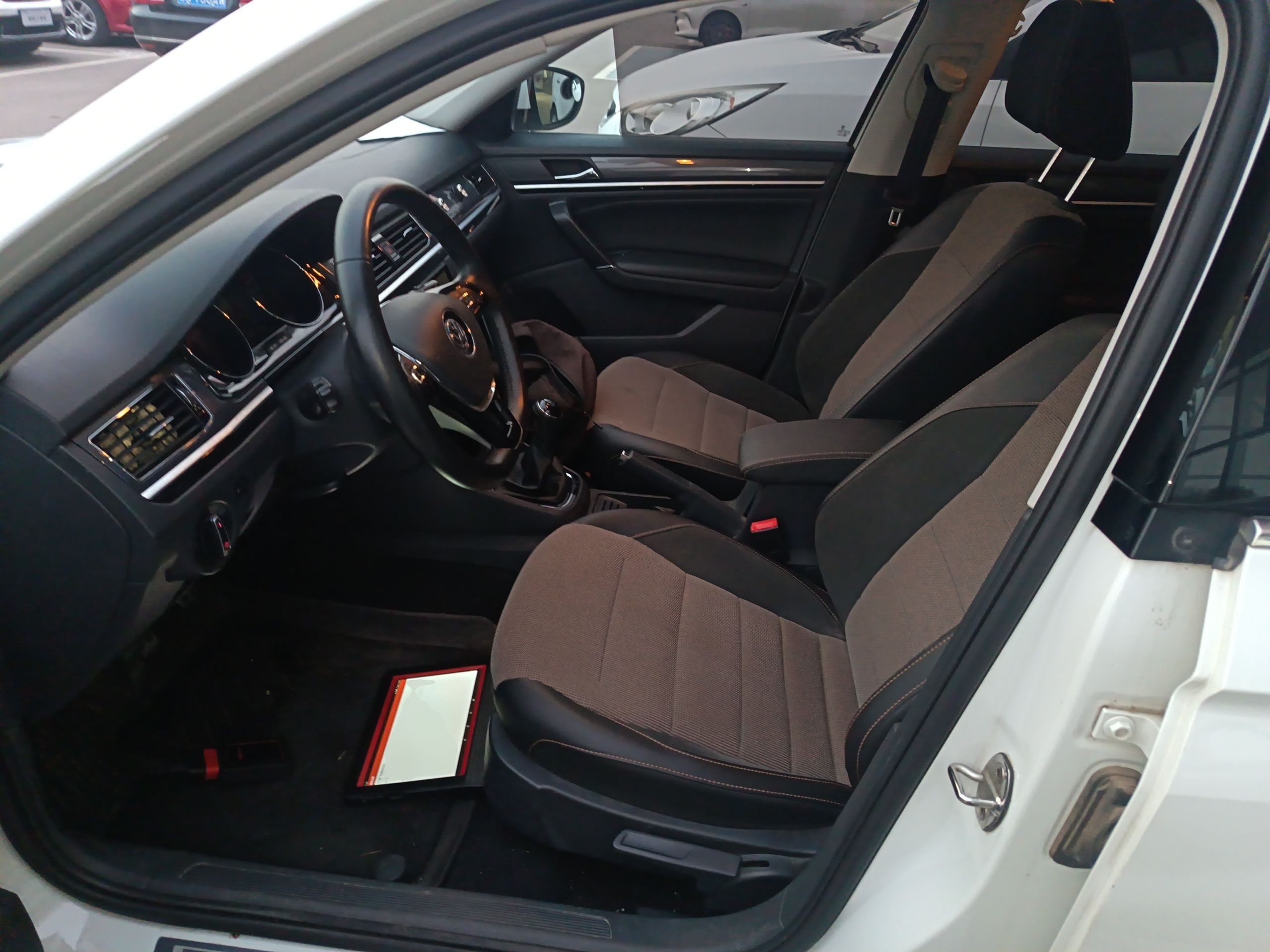 Переднее сиденье в автомобиле