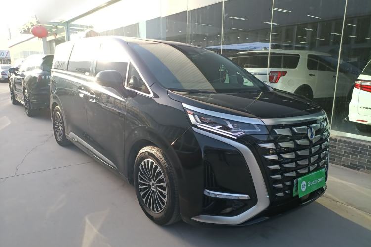 Used Denza D9 2022 DM-i 970 Four-Wheel Drive Prestige Model Front Right 45 Deg