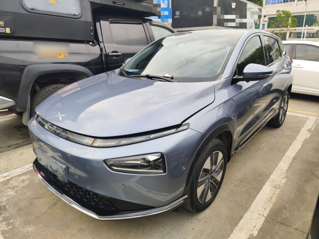 Под передней частью автомобиля