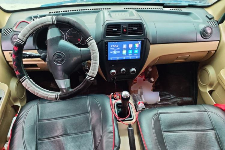 Used Dongfeng Xiaokang C35 2019 1.5L Base Version II Sedan China VI Emission Standard DK15 Center Console