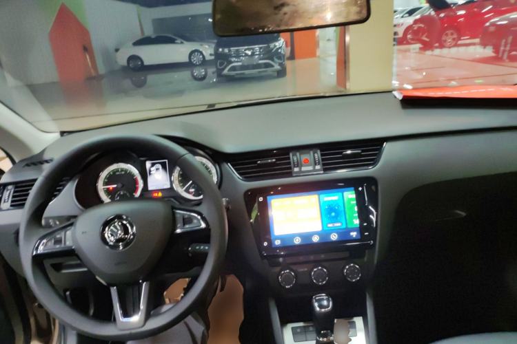 Used Skoda Octavia 2022 1.5L Automatic Comfort Edition Center Console