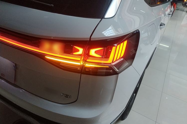 Used Volkswagen Tayron 2024 300TSI Two-Wheel-Drive Luxury Plus Advanced Version Right Rear Taillight