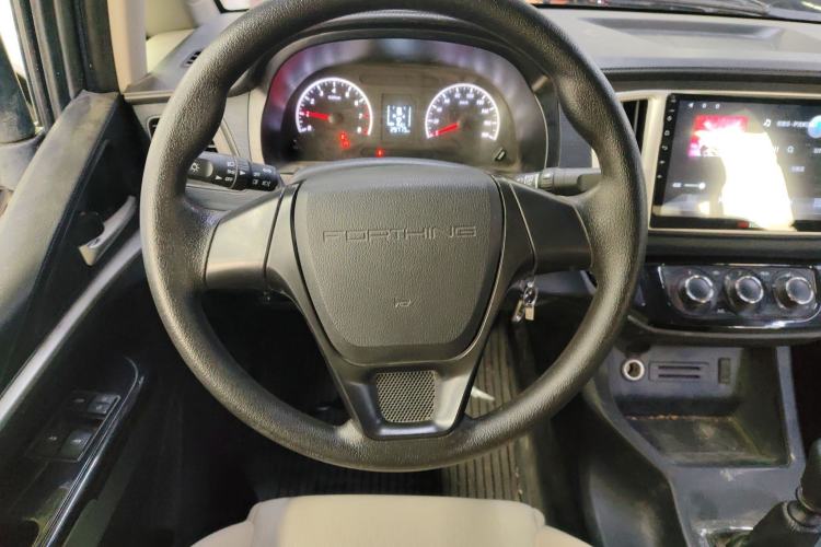 Used FORTHING Lingzhi 2022 M5L 2.0L Utility Model 7 Seats Steering Wheel