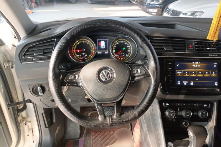 Used Volkswagen Tiguan L 2019 Updated Version 330TSI Automatic Two-Wheel Drive Panoramic Comfort Edition China VI Standard Steering Wheel