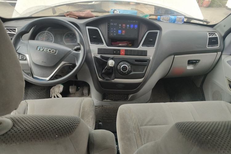 Used Iveco Power Daily 2017 2.5T Deluxe A37 High-Roof 6-7 Seater Bus 47Z5 Center Console