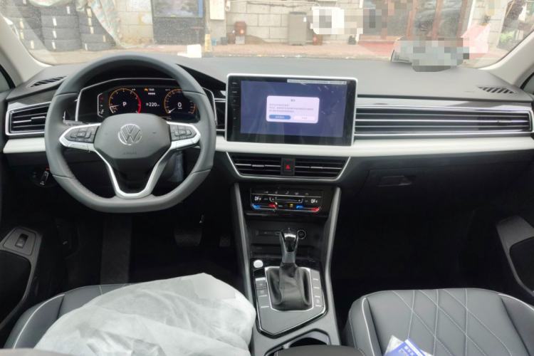 Used Volkswagen Tiguan L 2025 Model, Outstanding Version, 300TSI Automatic Two-Wheel Drive Longteng Edition Center Console