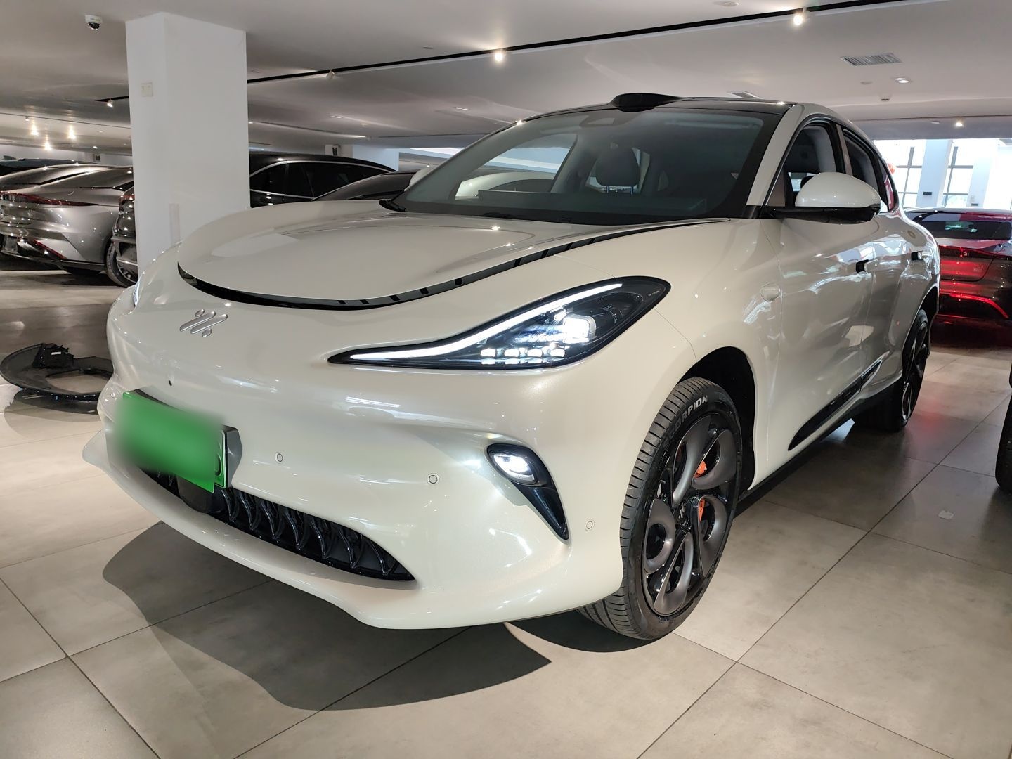 Под передней частью автомобиля