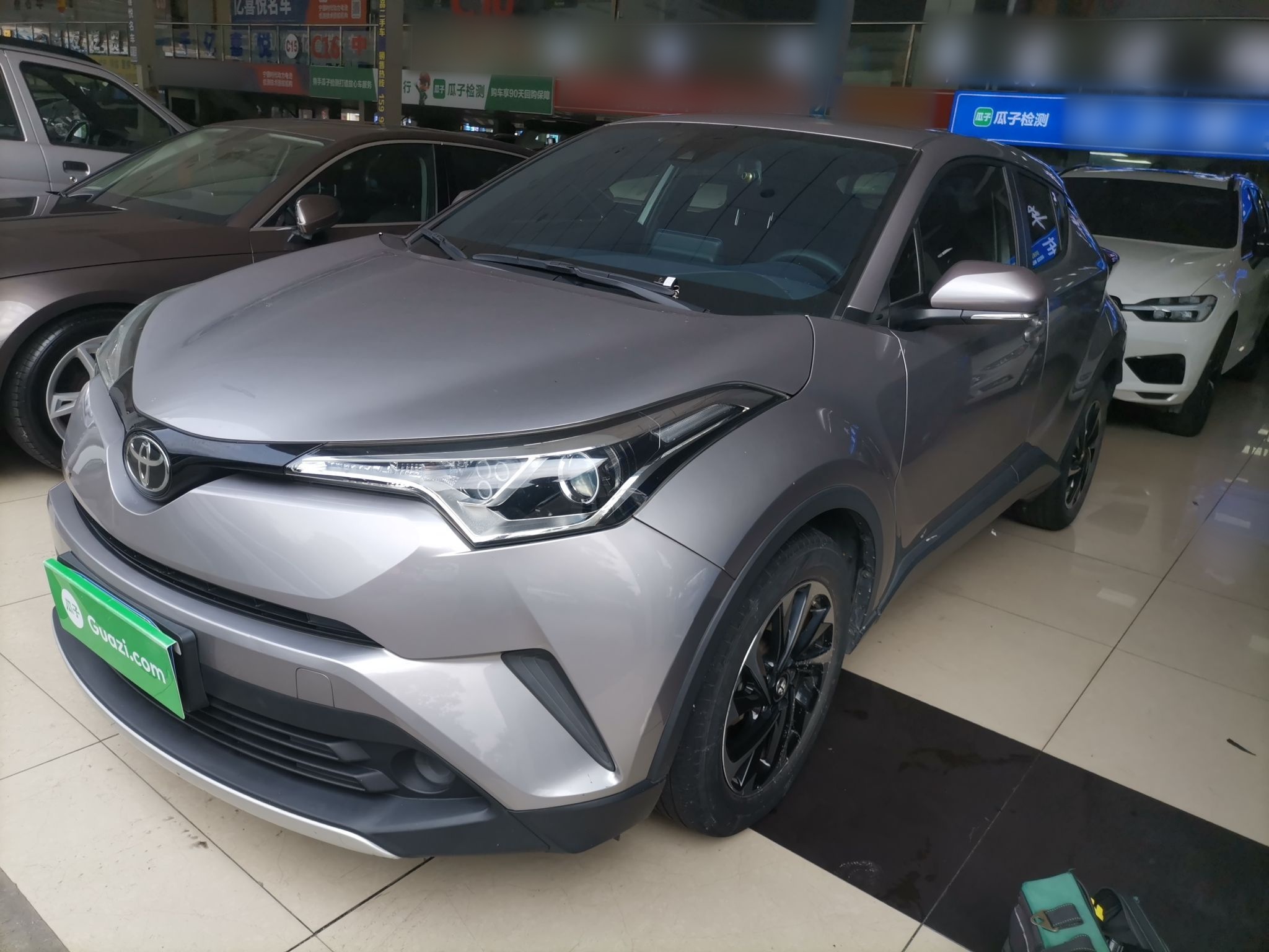 تحت مقدمة السيارة