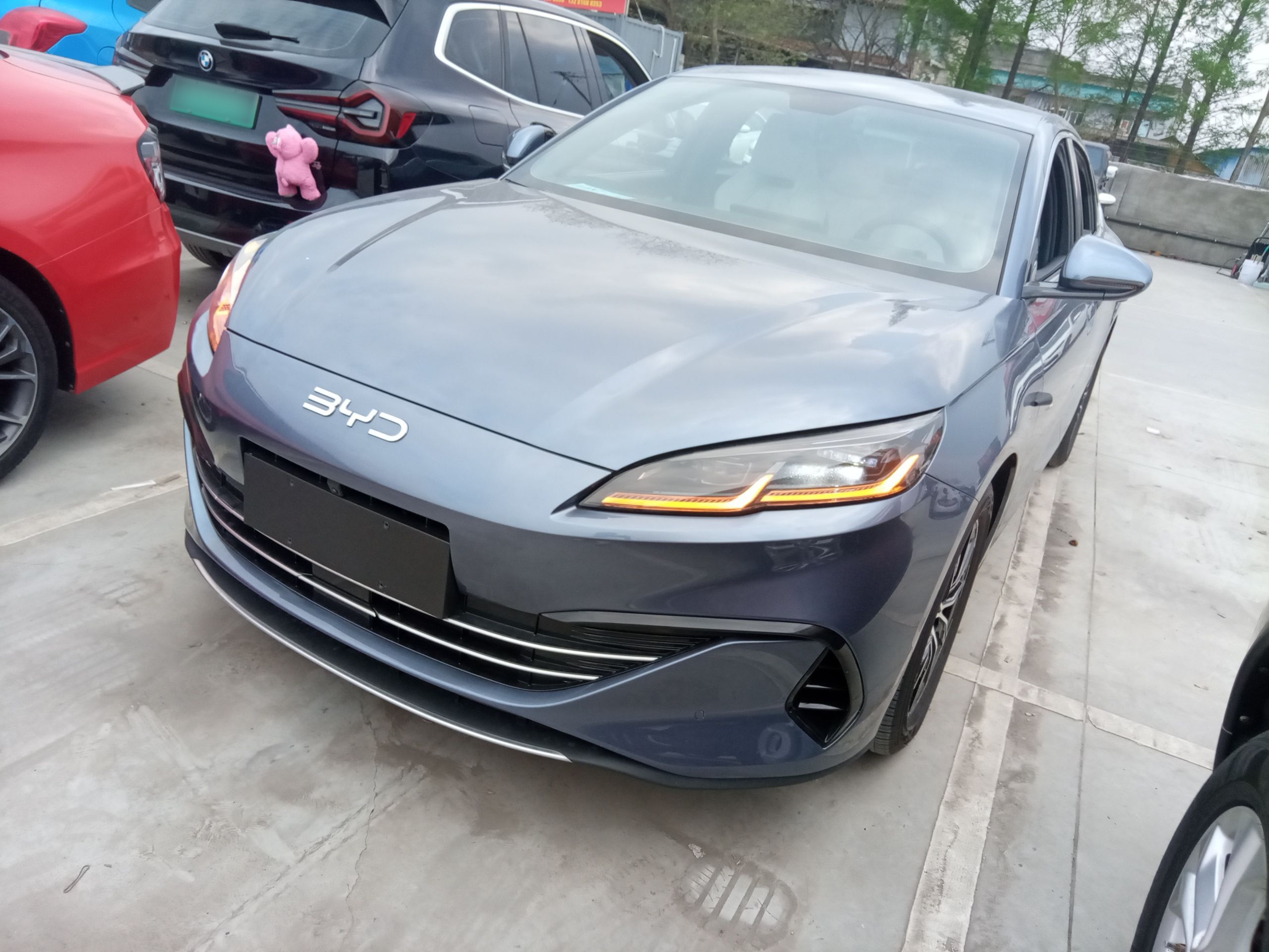 Под передней частью автомобиля