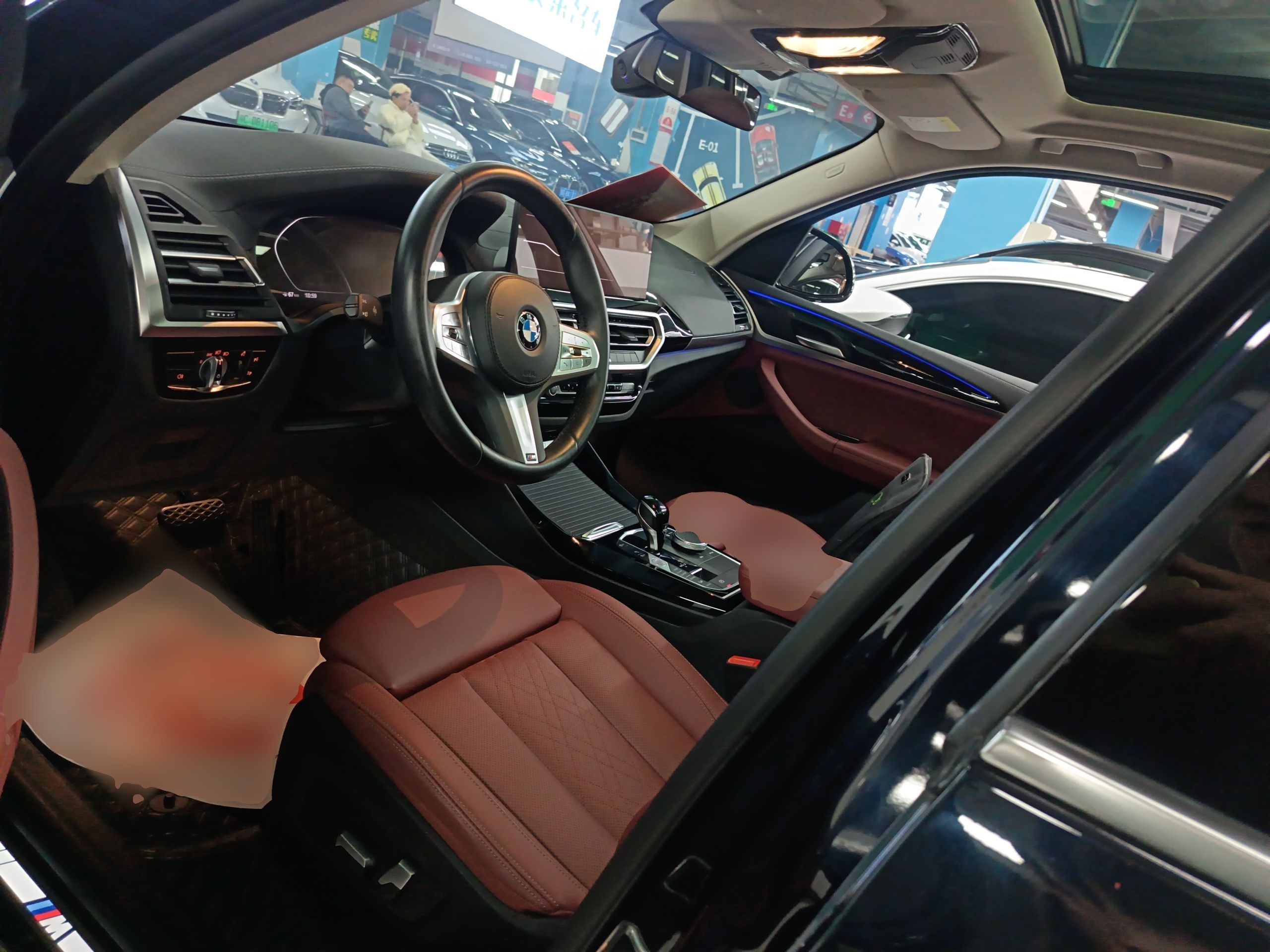 المقاعد الأمامية داخل السيارة