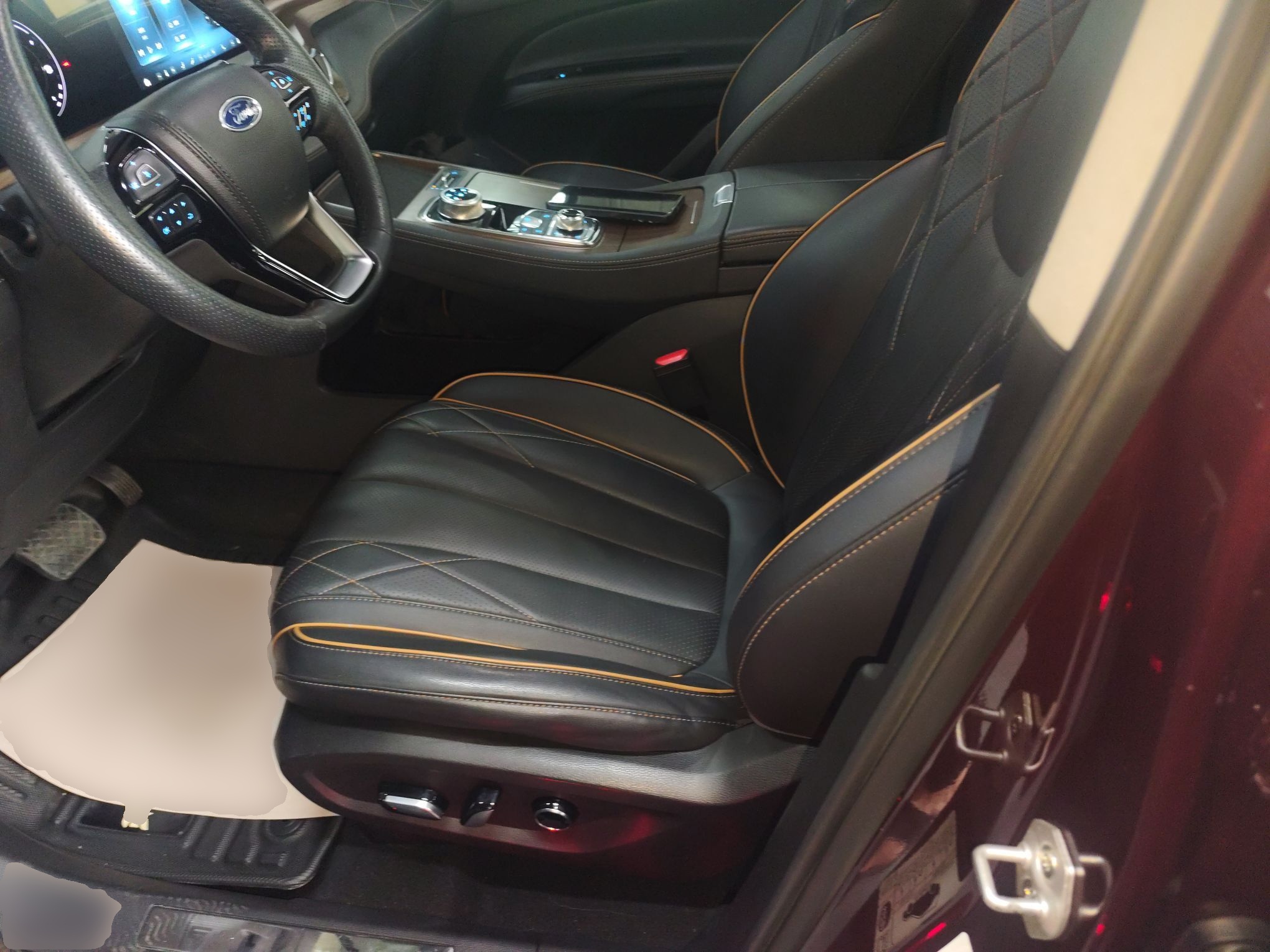 المقاعد الأمامية داخل السيارة