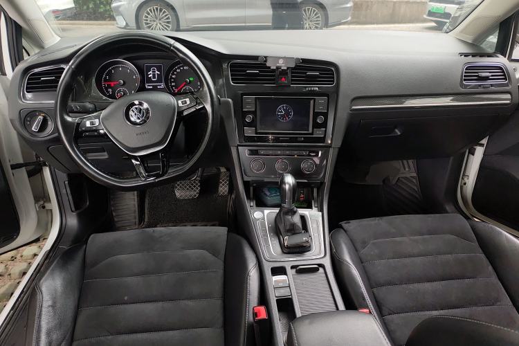 Used Volkswagen Golf 2018 230TSI Automatic Luxury Version Center Console