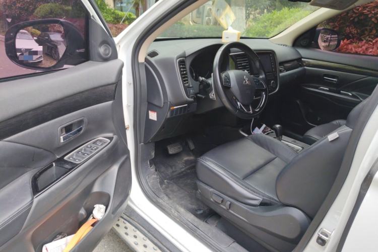 Used Mitsubishi Outlander 2019 2.4L 4x4 Zhi Xiang Edition 7 Seats China V Emission Standard Driver Seat