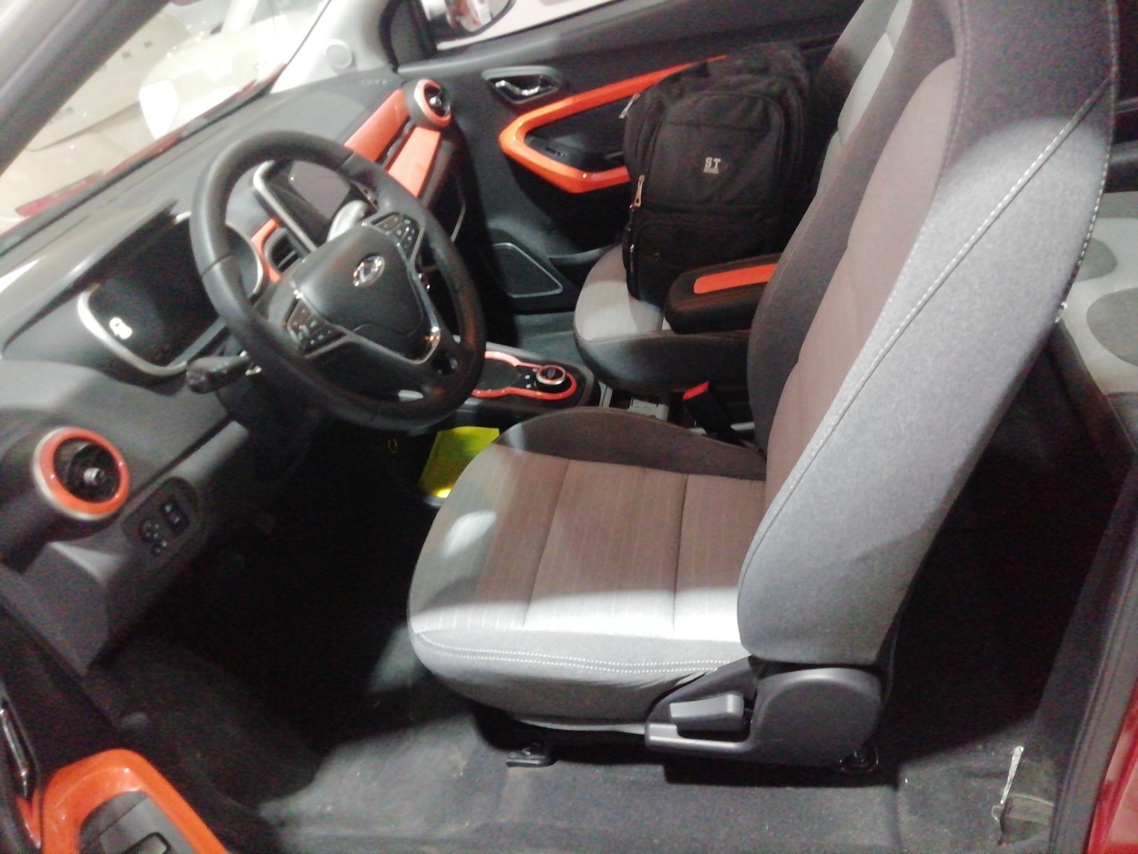 Переднее сиденье в автомобиле