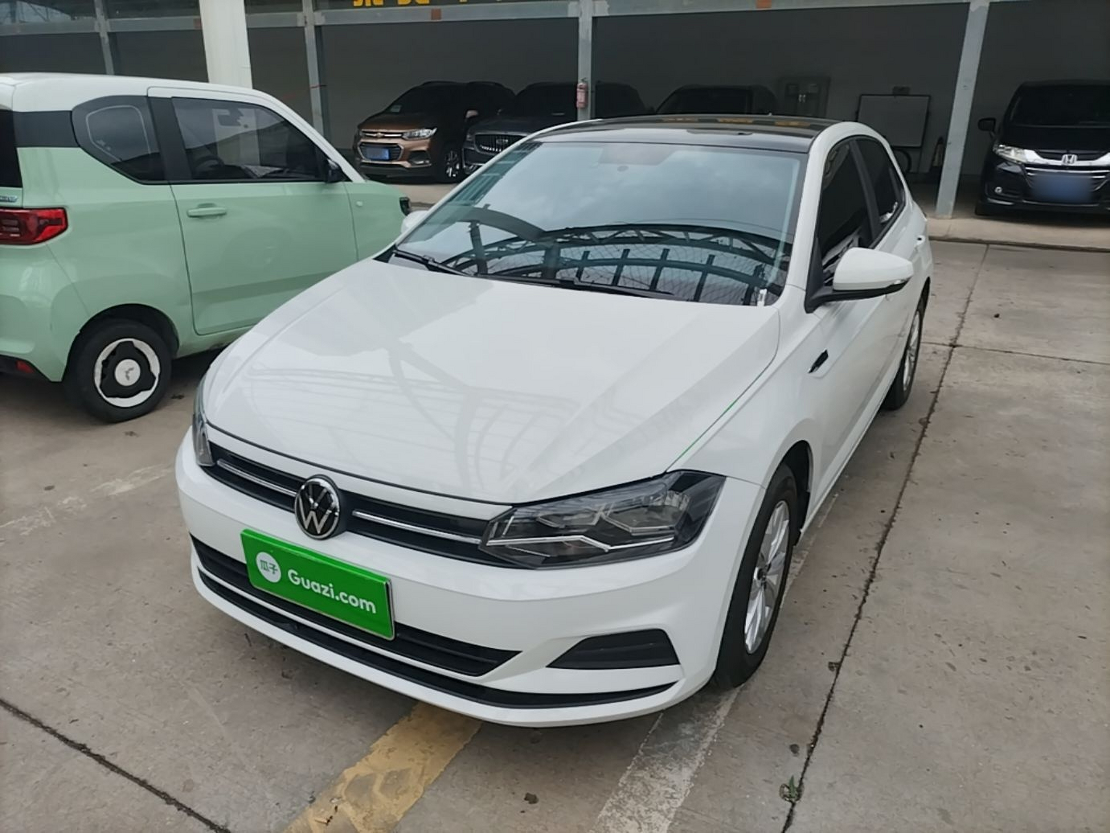 Sob a frente do carro