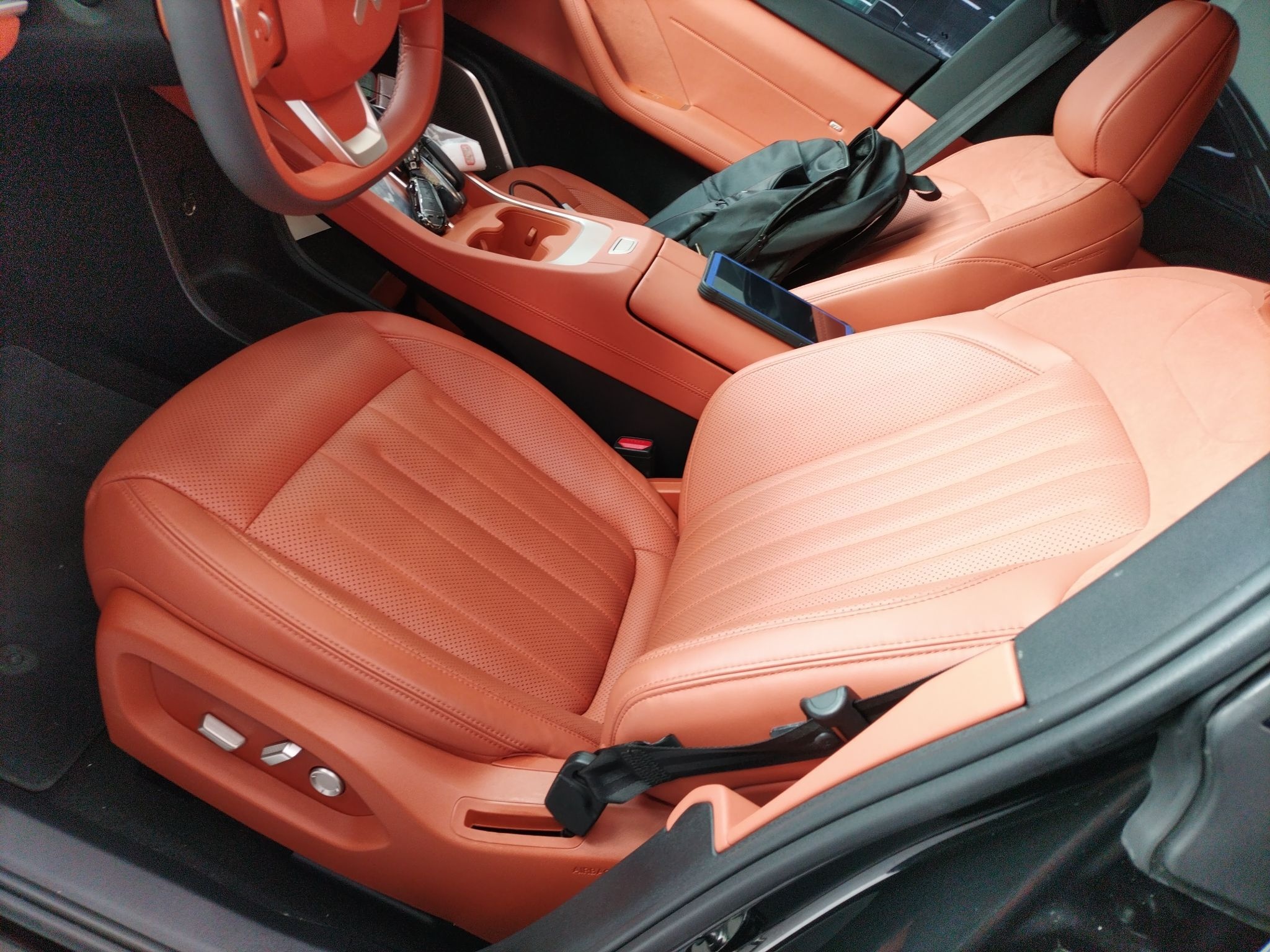 المقاعد الأمامية داخل السيارة