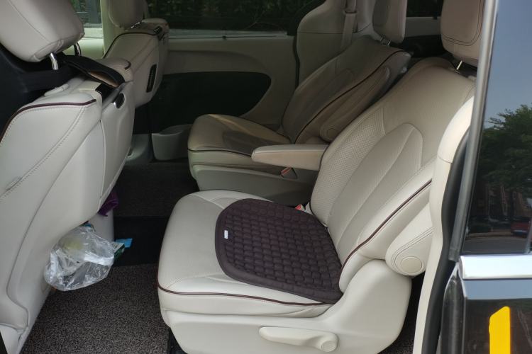 Used Chrysler Grand Voyager 2017 3.6L Premium Edition Left Rear Seat