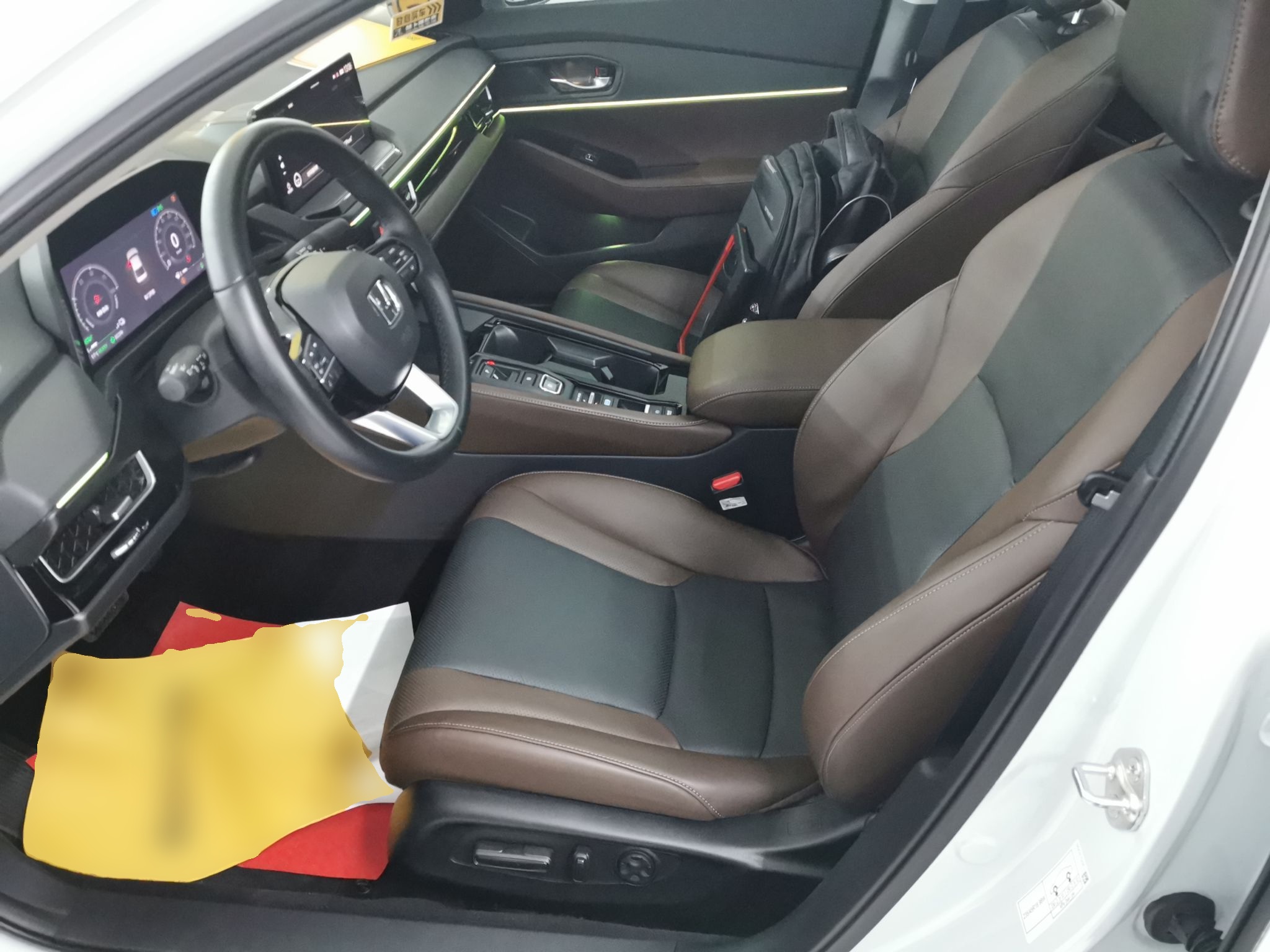 المقاعد الأمامية داخل السيارة