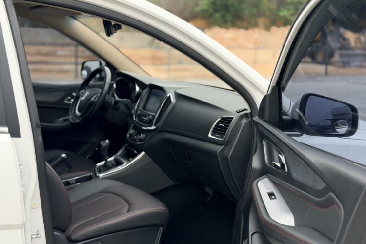 Used Baojun 560 2016 1.8L Manual Luxury Edition Interior 4