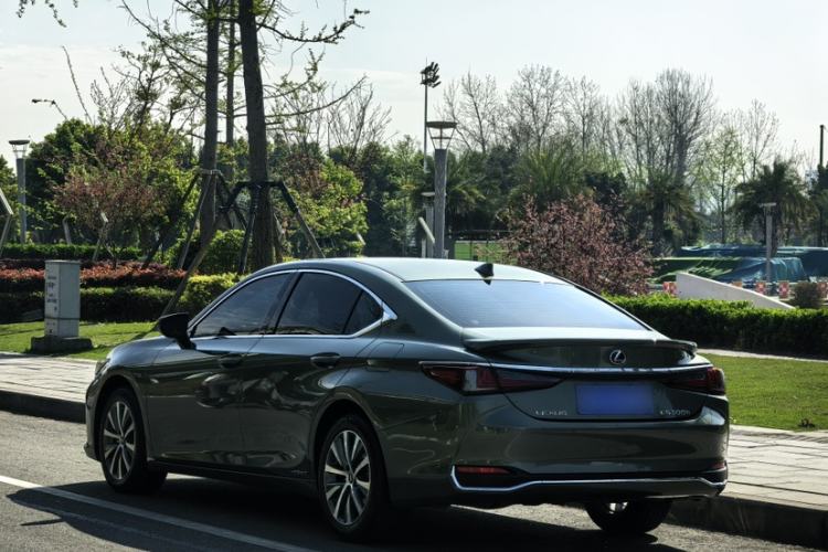 Used Lexus ES 2020 300h Premier Edition
