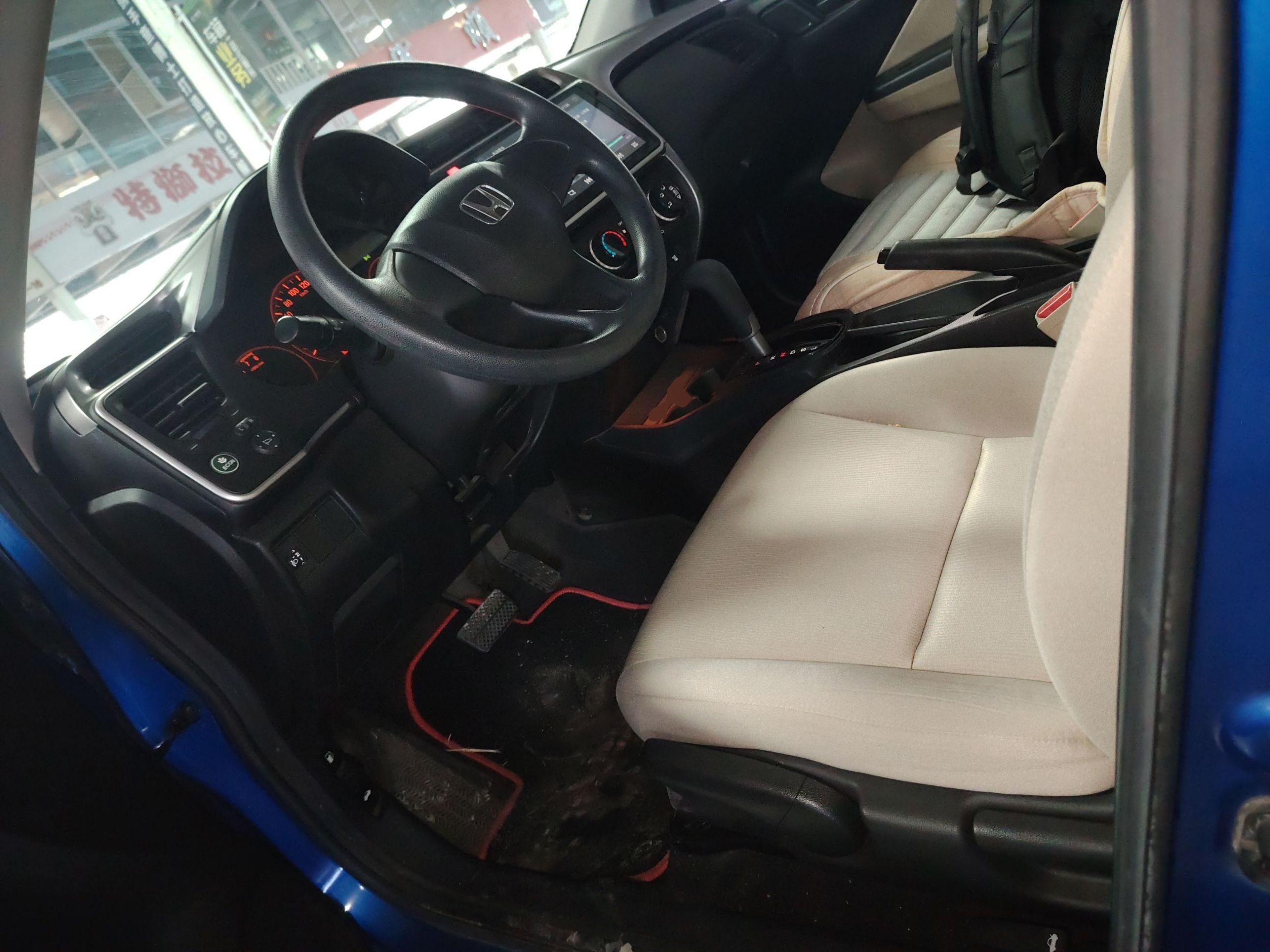 المقاعد الأمامية داخل السيارة