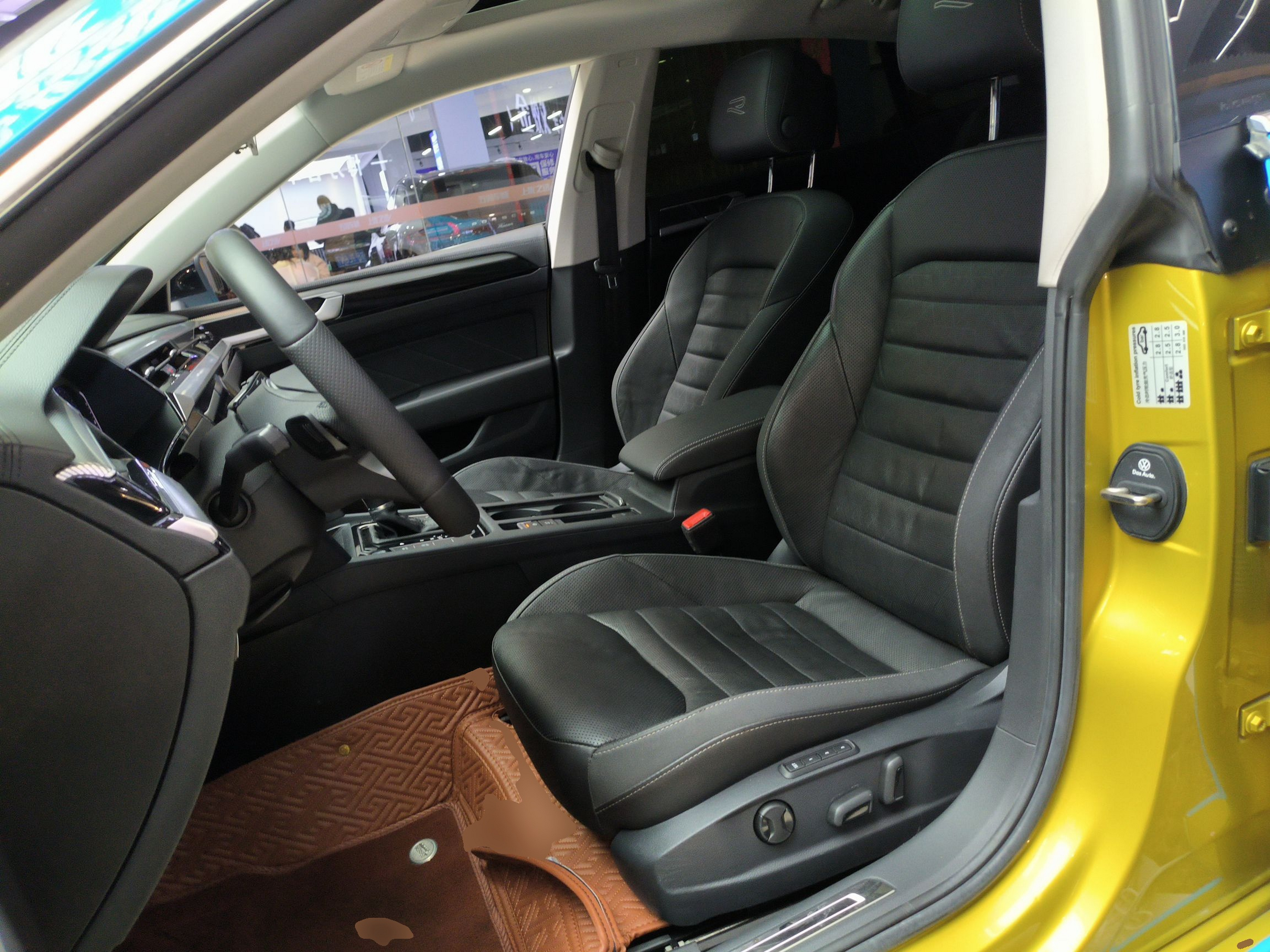 المقاعد الأمامية داخل السيارة