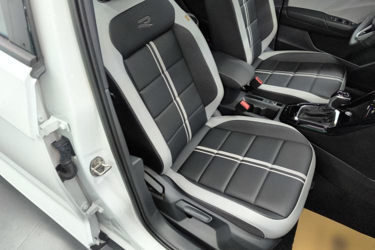 Used Volkswagen T-ROC 2025 Facelifted 300TSI DSG Two-Wheel-Drive Chen Guang Edition Right Front Seat