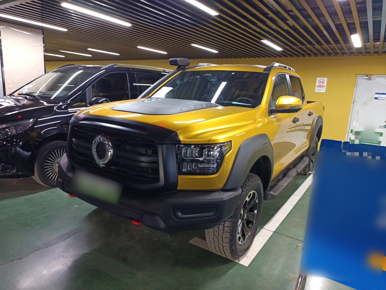 تحت مقدمة السيارة