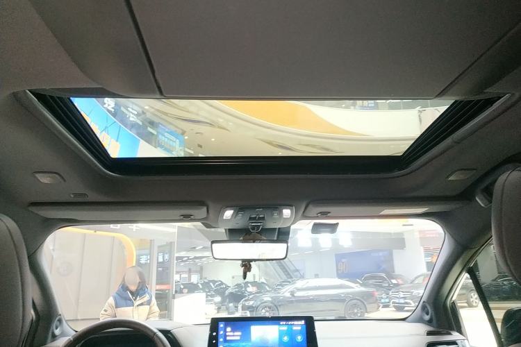 Used Toyota Sienna 2023 2.5L Hybrid Platinum Edition
