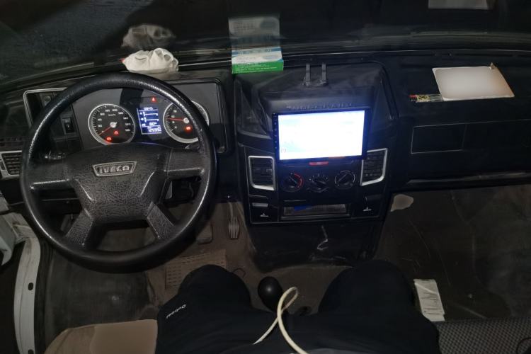 Used Iveco Daily 2017 2.8T V35 Box Truck Low Roof 3-Seater Model 43S5 Center Console