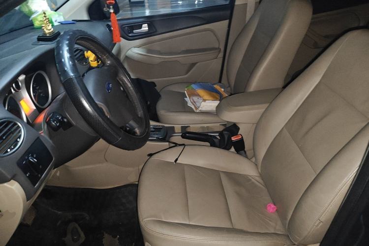 Used Ford Focus 2013 Hatchback Classic 1.8L Automatic Fashion Edition
