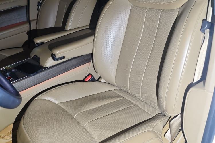 Used Land Rover Range 2023 3.0 L6 400 PS Prestige Seven-Seater Extended Version Left Front Seat