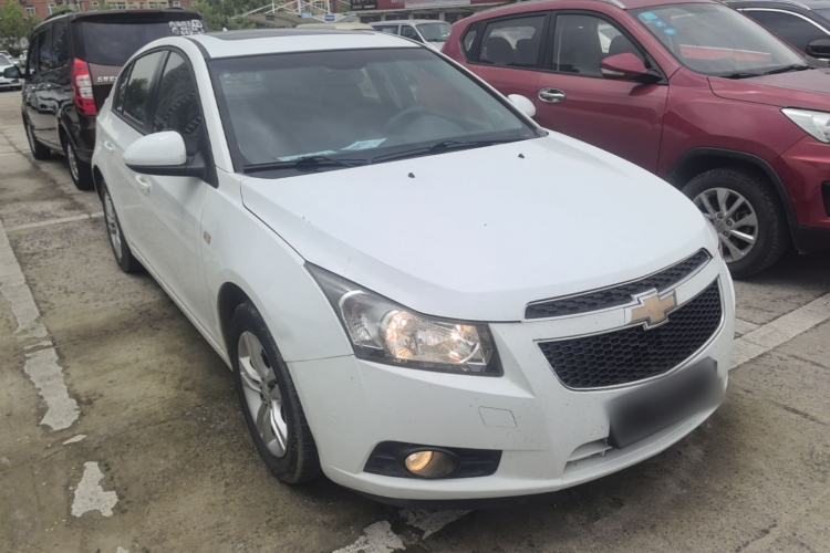 Used Chevrolet Cruze 2013 Hatchback 1.6L Manual Luxury Model Front Right 45 Deg