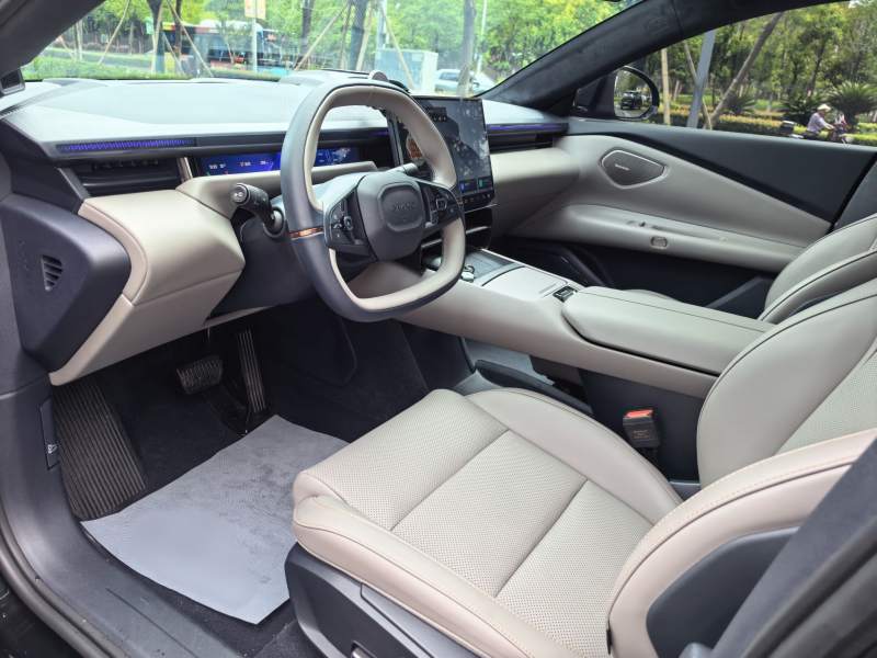 Used Lynk & Co Z10 2025 95 kWh 806 km Range Rear-Wheel Drive Advanced Driver-Assistance System Max — 12