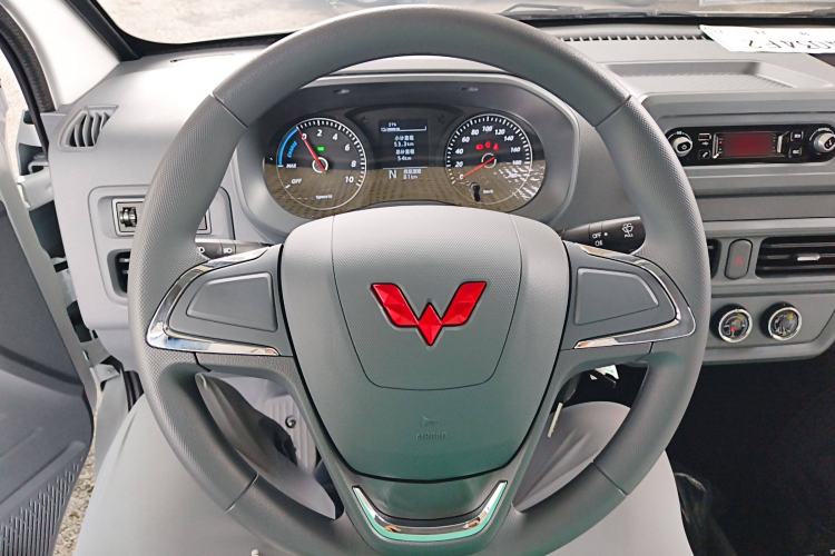 Used Wuling Yangguang 2024 300KM Comfort Version Passenger Van 75kW