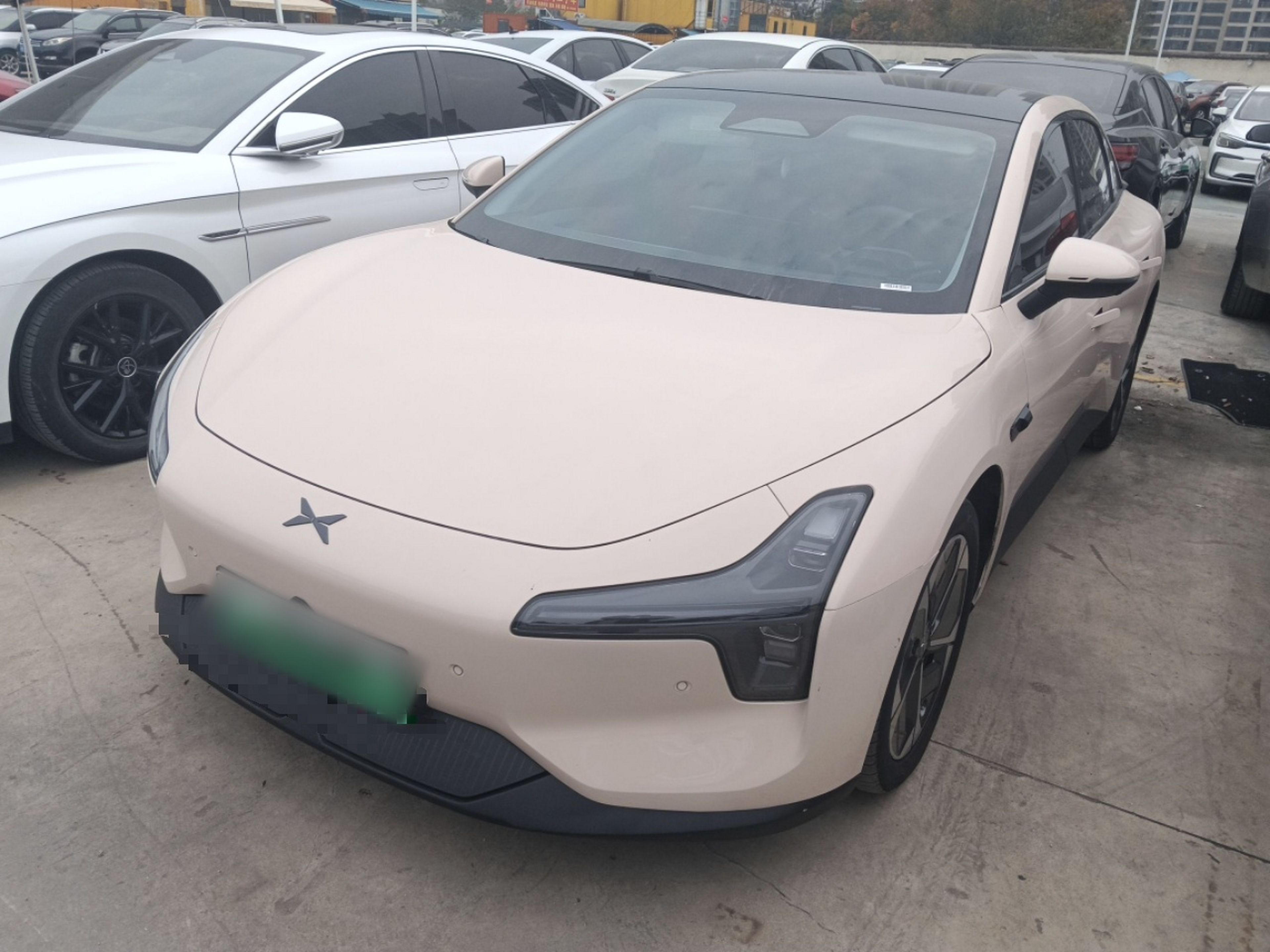 تحت مقدمة السيارة