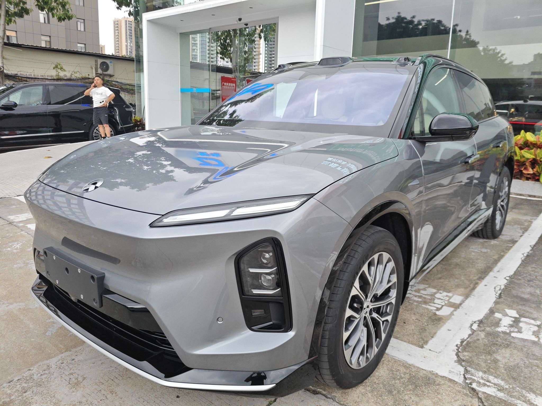 Под передней частью автомобиля