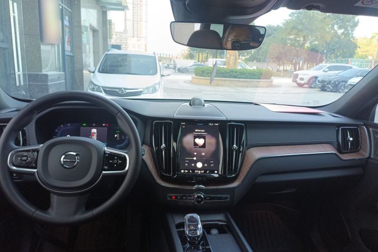 Used Volvo XC60 New Energy 2025 Plug-in Hybrid Long-Range All-Wheel Drive Smart Luxury Edition
