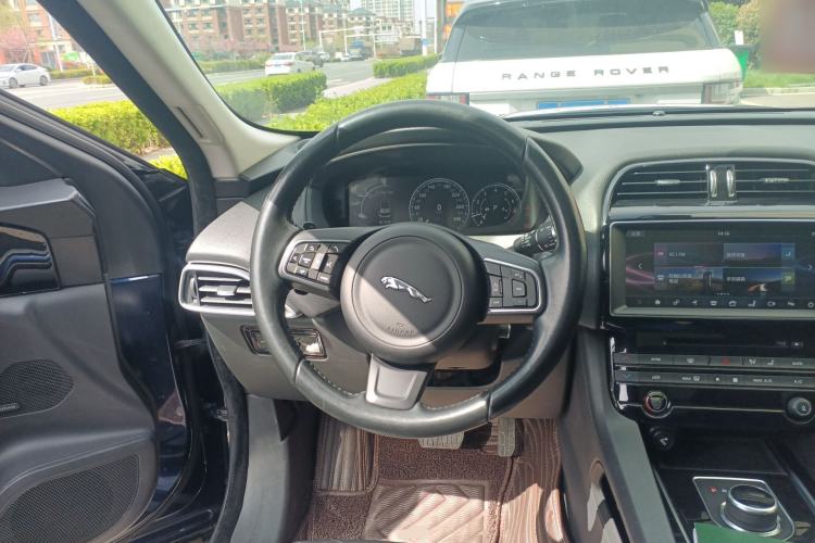 Used Jaguar F-PACE 2016 2.0T Two-Wheel-Drive R-Sport Sport Edition Steering Wheel