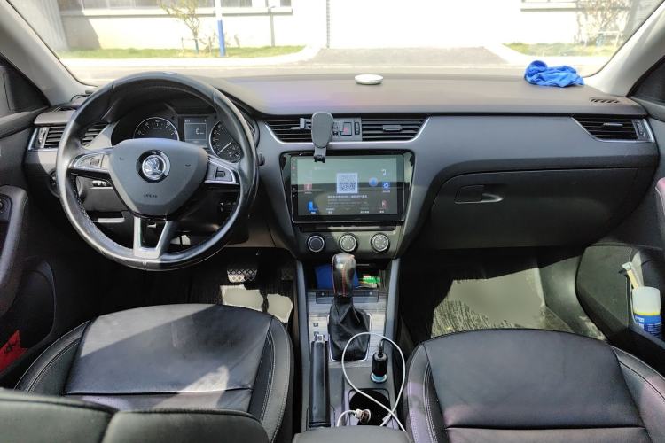Used Skoda Octavia 2017 1.6L Automatic Smart Drive Edition Center Console