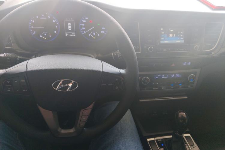 Used Hyundai Mistra 2014 1.8L Automatic Smart GLS Center Console