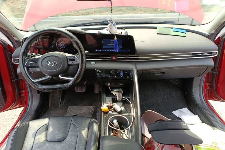 Used Hyundai Elantra 2021 1.5L CVT LUX Prestige Edition Center Console
