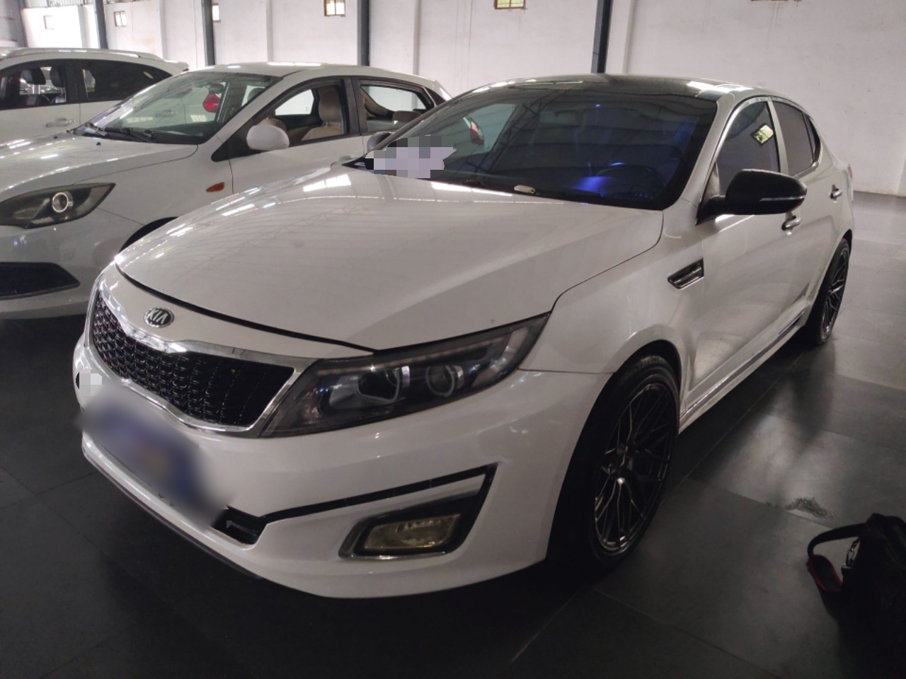 تحت مقدمة السيارة