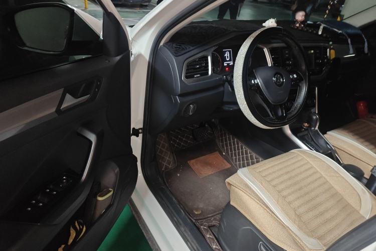 Used Volkswagen T-ROC 2019 230TSI DSG Two-Wheel-Drive Advanced Version China VI Standard Driver Seat