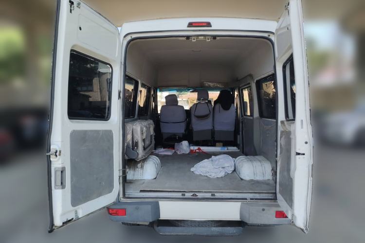 Used Iveco Daily 2021 2.5T A35 M1 Passenger Van 5-9 Seater Short Wheelbase Mid-Roof Design Dual Tires Manual Doors