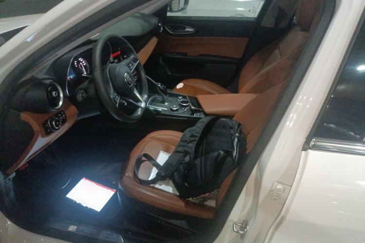 Used Alfa Romeo Giulia 2017 2.0T 200HP Luxury Edition
