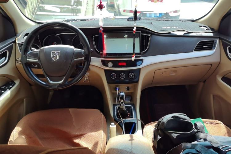 Used Baojun 730 2016 1.5L Manual Standard Version 7 Seats Center Console